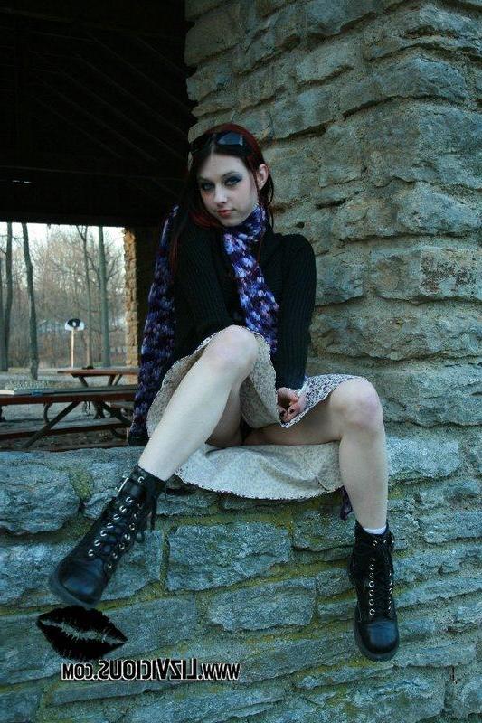 20P Pictures of Liz Vicious flashing her pussy outside
