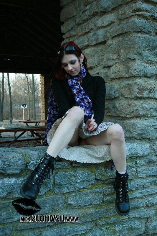 20P Pictures of Liz Vicious flashing her pussy outside