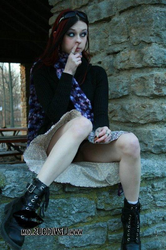 20P Pictures of Liz Vicious flashing her pussy outside