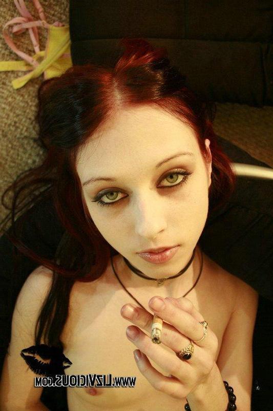 20P Pictures of Liz Vicious spreading her legs