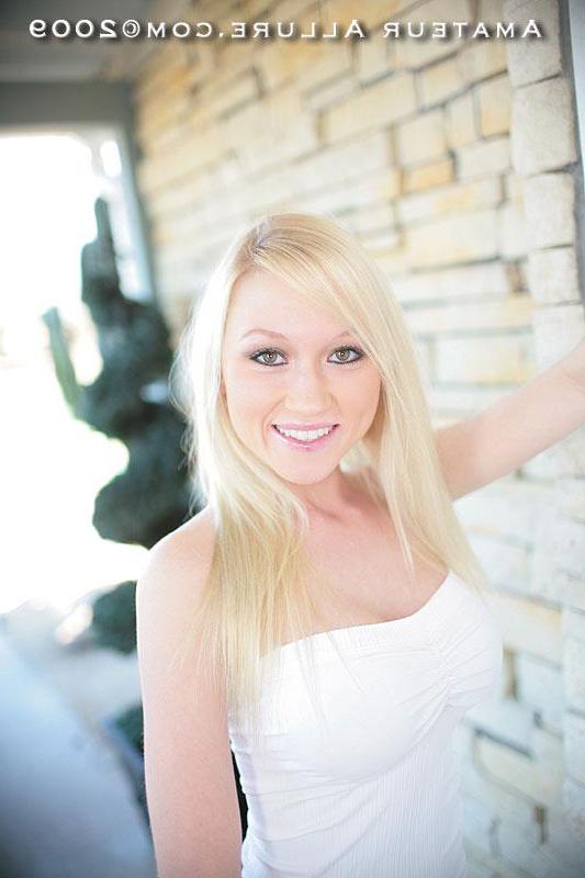16P Gorgeous busty blonde posing and giving head for cum