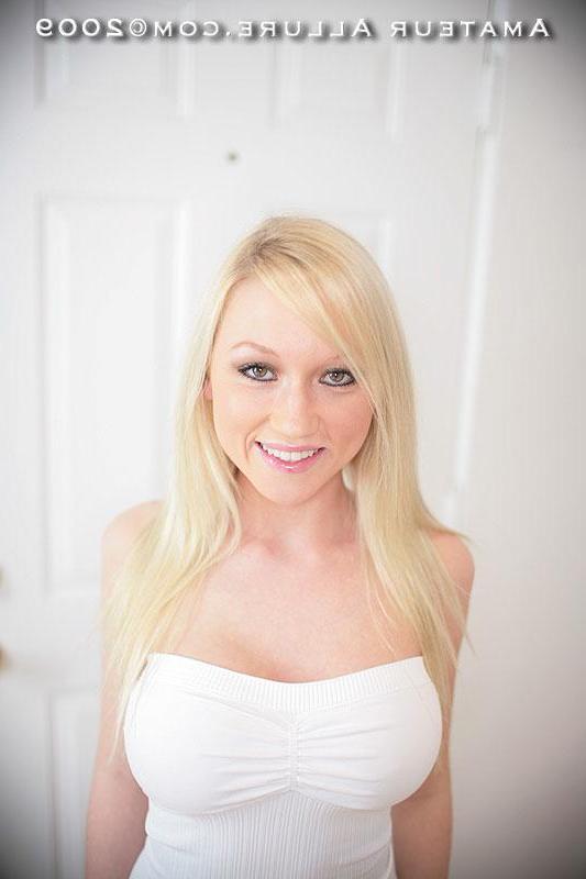 16P Gorgeous busty blonde posing and giving head for cum