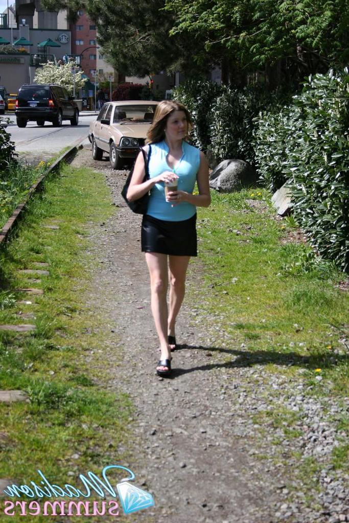 20P Pictures of teen Madison Summers flashing outside