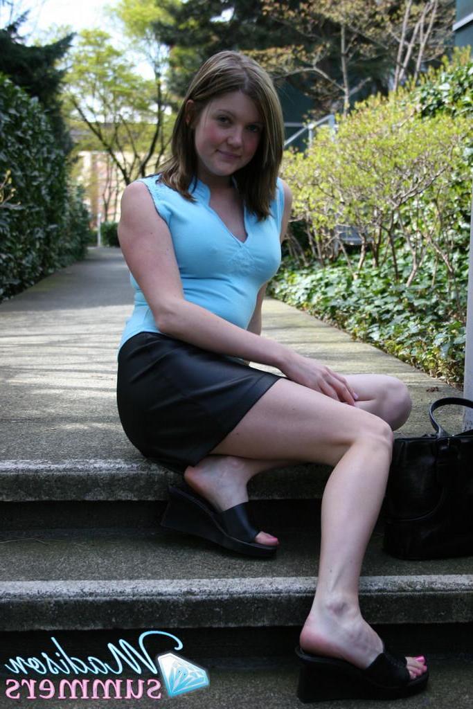 20P Pictures of teen Madison Summers flashing outside