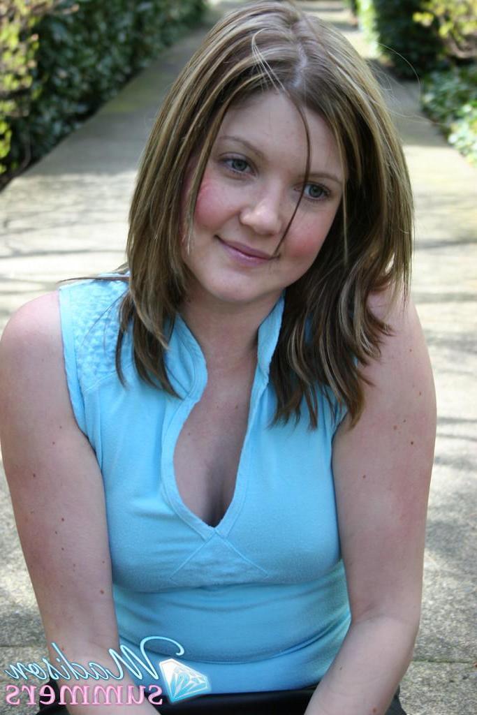 20P Pictures of teen Madison Summers flashing outside