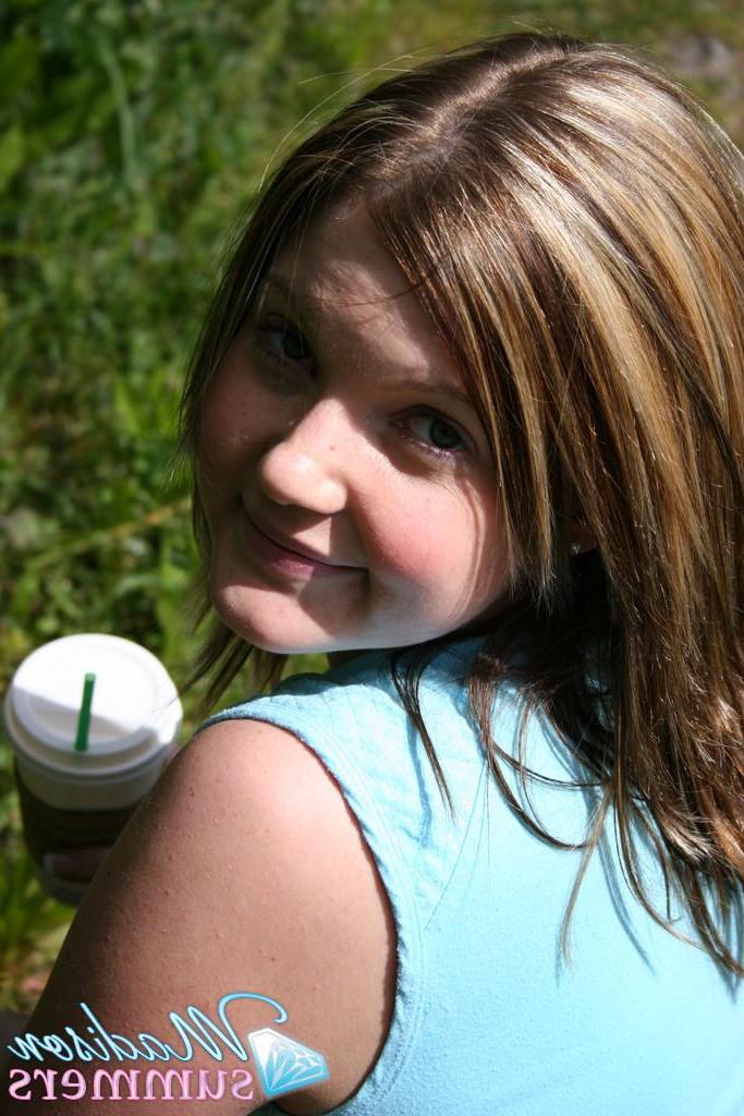 20P Pictures of teen Madison Summers flashing outside