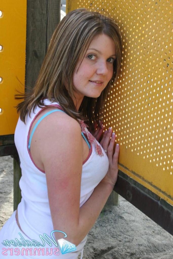 20P Pictures of teen model Madison Summers teasing at a park
