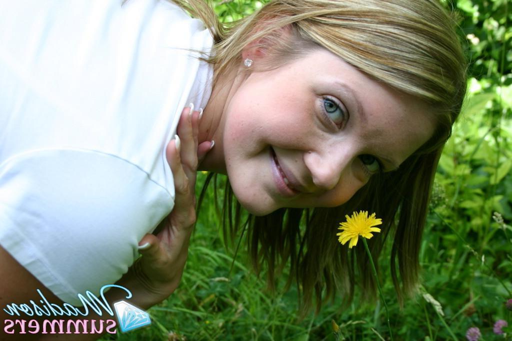 20P Pictures of teen amateur Madison Summers flashing her perky tits