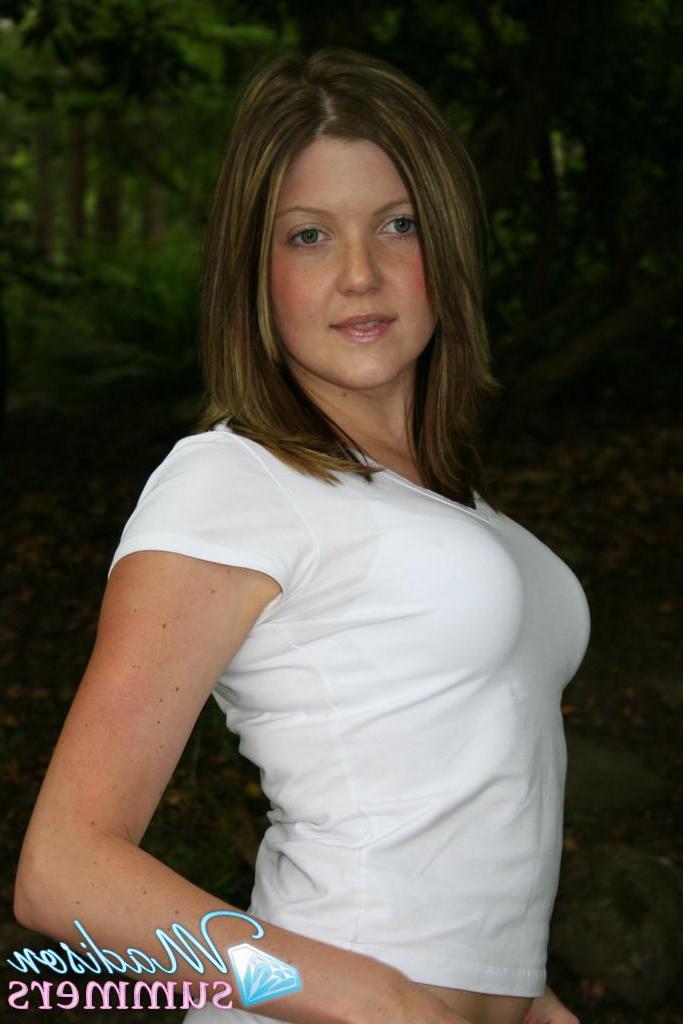 18P Pictures of teen Madison Summers flashing in the park