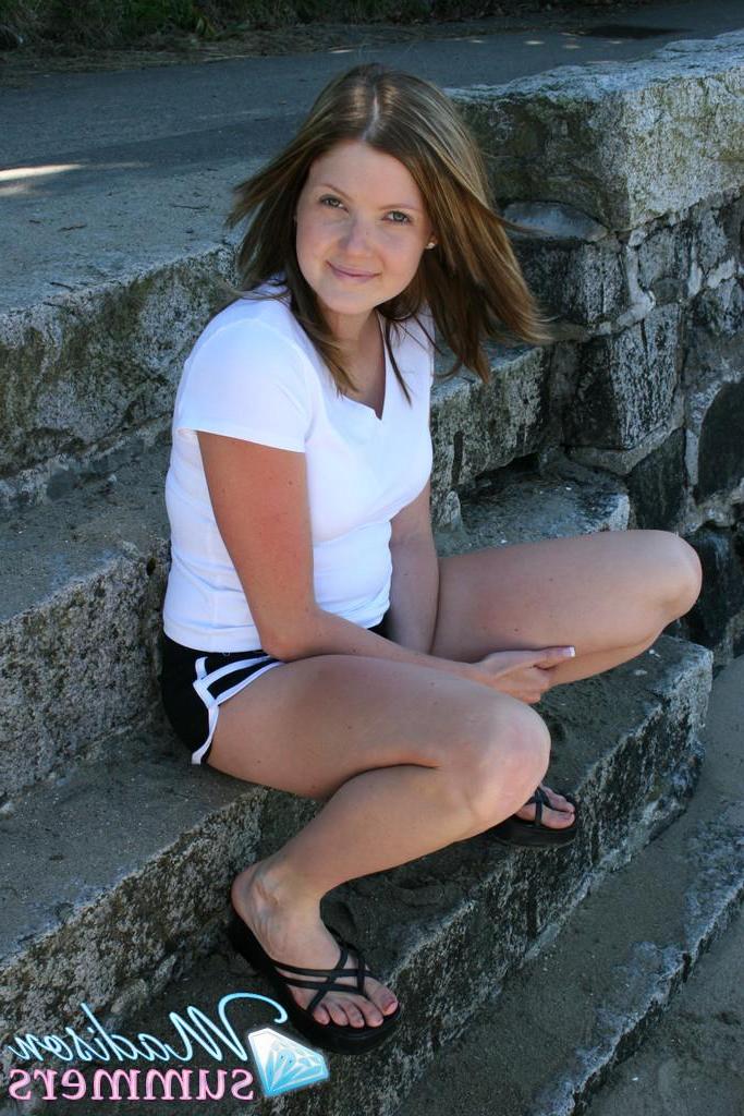 20P Pictures of teen Madison Summers flashing outside
