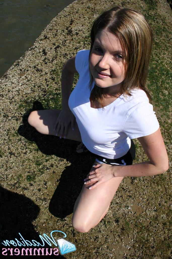 20P Pictures of teen Madison Summers flashing outside