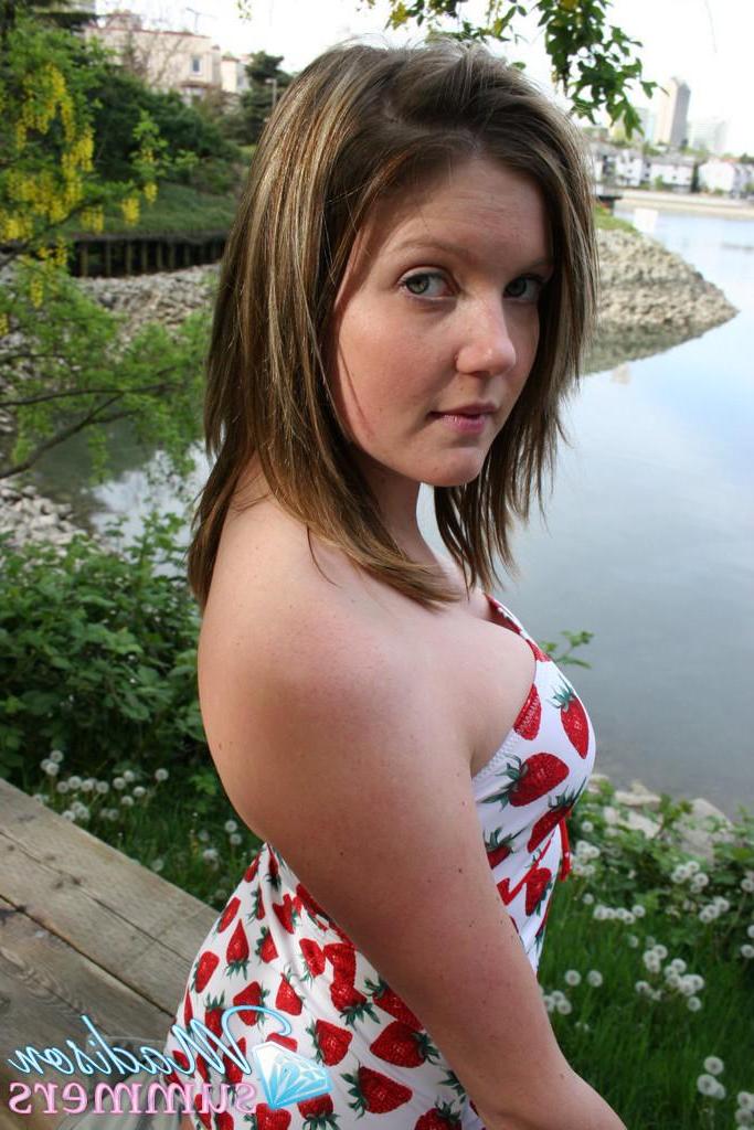 20P Pictures of teen amateur Madison Summers flashing outside