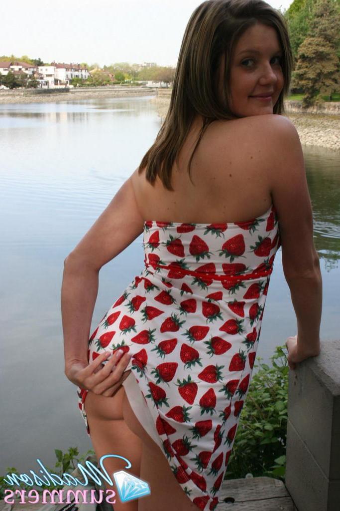 20P Pictures of teen amateur Madison Summers flashing outside