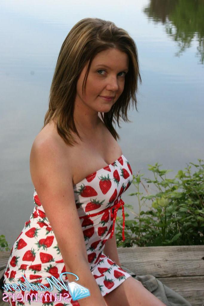 20P Pictures of teen amateur Madison Summers flashing outside