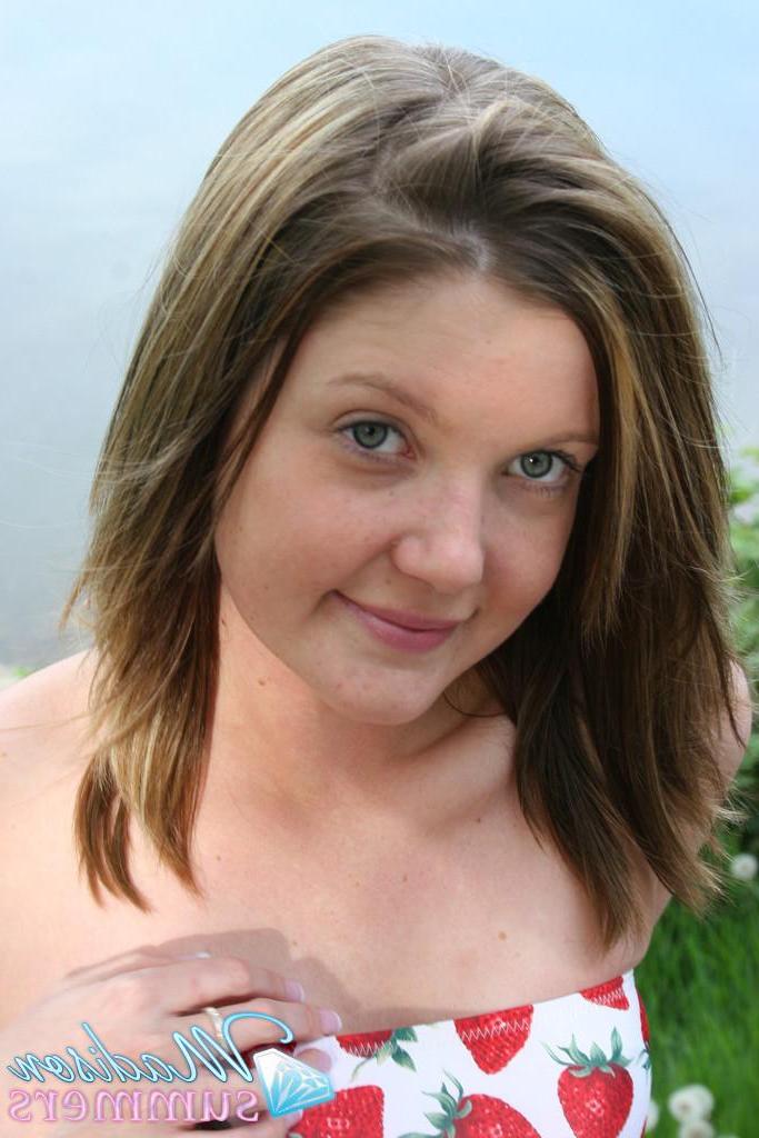 20P Pictures of teen amateur Madison Summers flashing outside