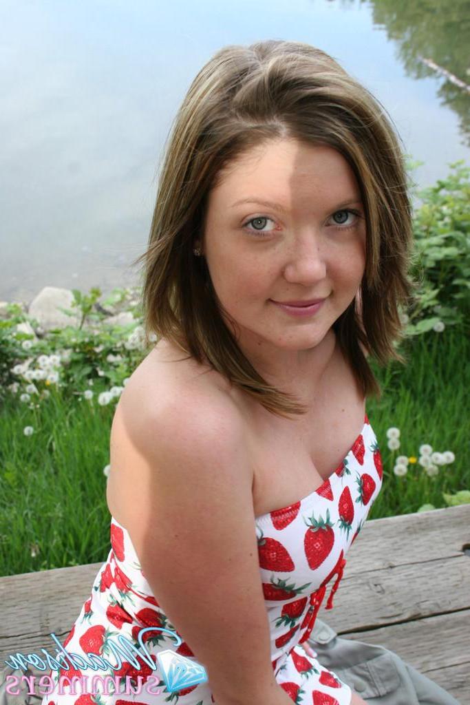 20P Pictures of teen amateur Madison Summers flashing outside