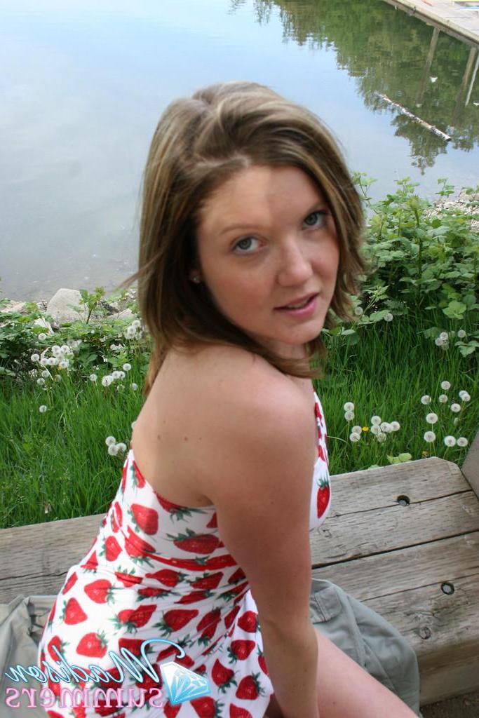 20P Pictures of teen amateur Madison Summers flashing outside