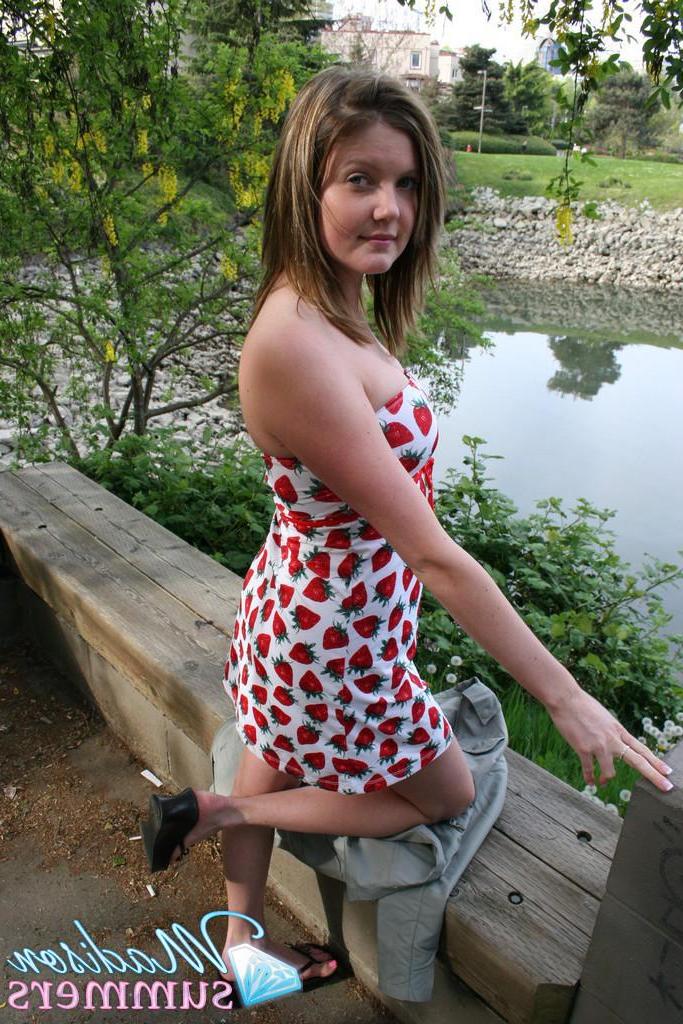 20P Pictures of teen amateur Madison Summers flashing outside
