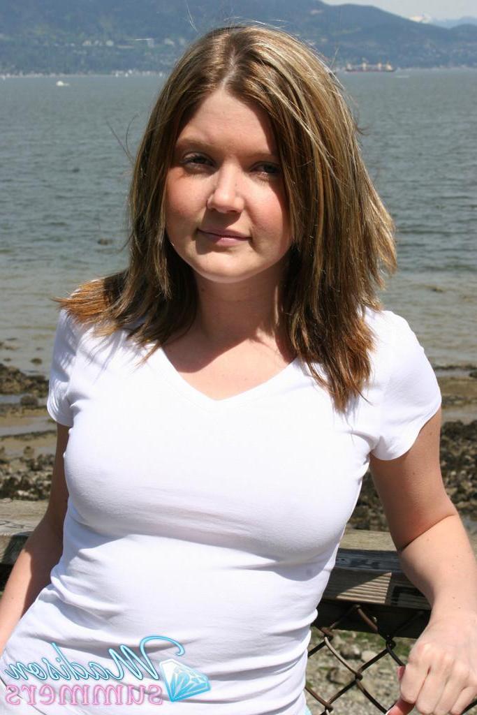 20P Pictures of Madison Summers flashing outside