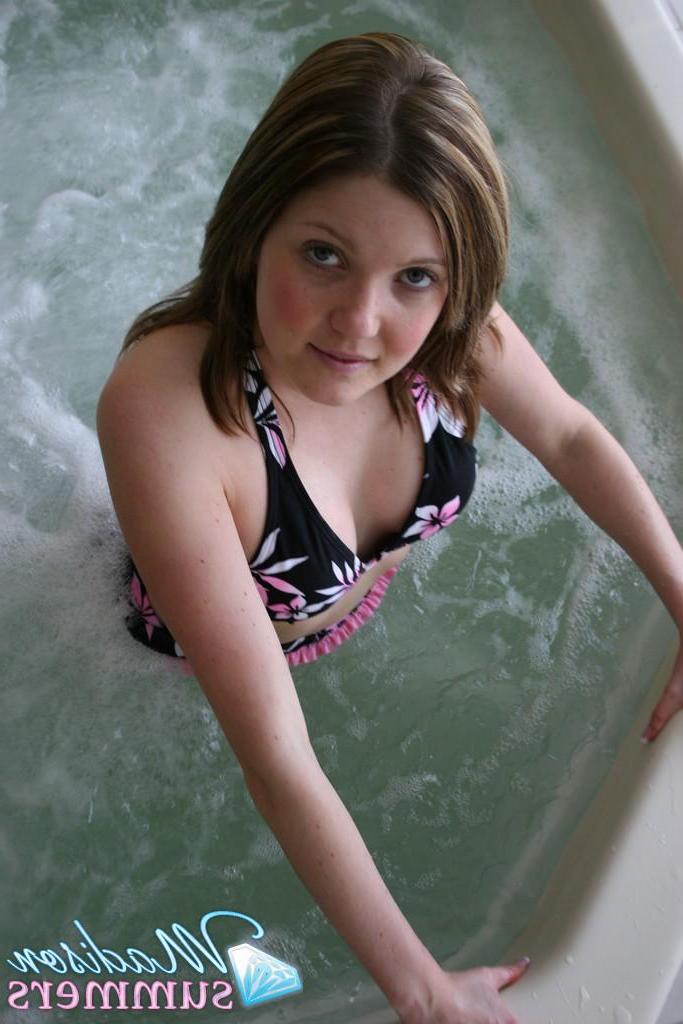 20P Pictures of Madison Summers flashing in the pool