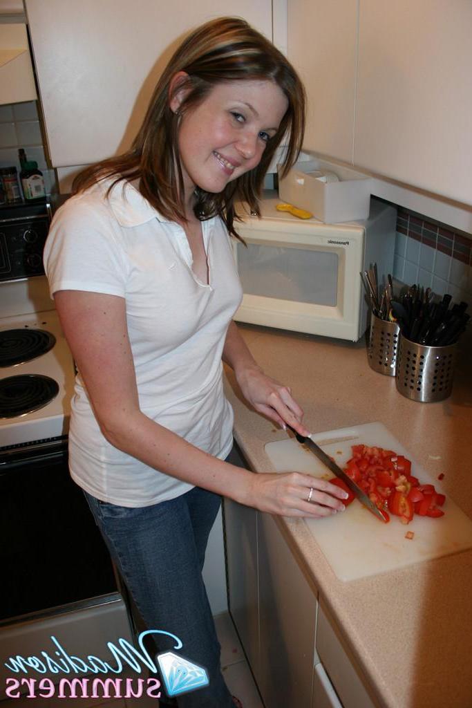 20P Pictures of Madison Summers flashing at home
