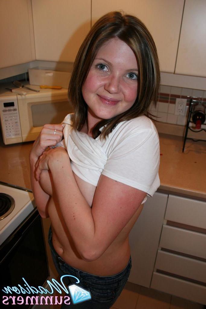 20P Pictures of Madison Summers flashing at home