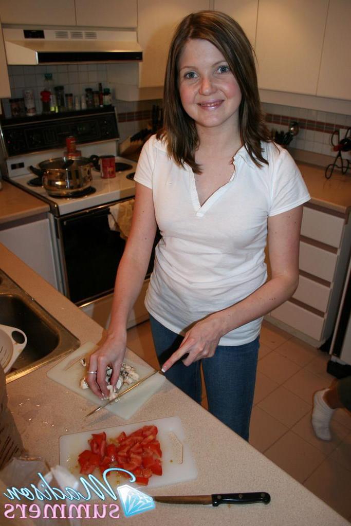 20P Pictures of Madison Summers flashing at home