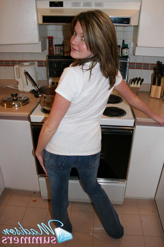 20P Pictures of Madison Summers flashing at home