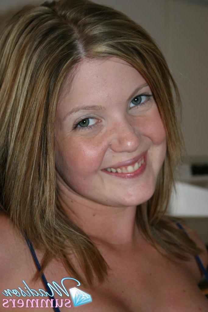 20P Pictures of teen Madison Summers showing you her tits and pussy