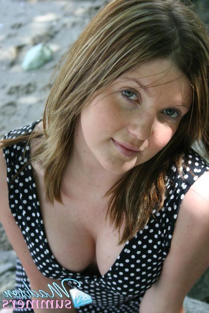 20P Bilder von Madison Summers, wie sie draußen ihre Titten zeigt