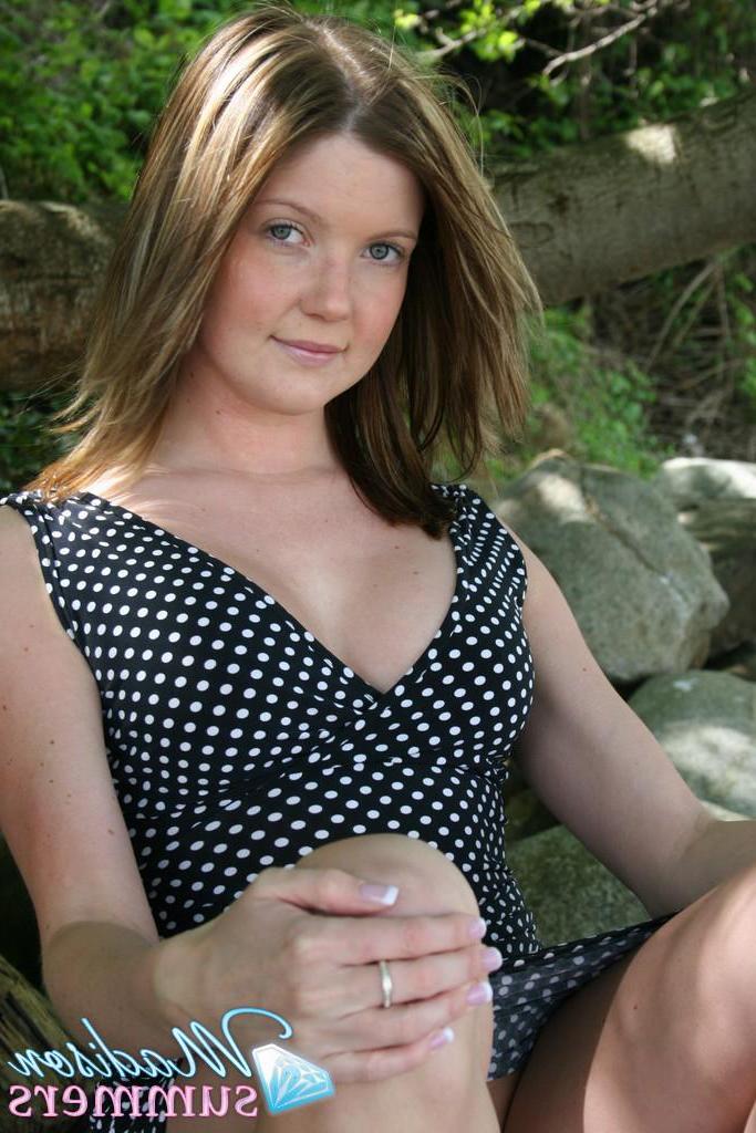 20P Bilder von Madison Summers, wie sie draußen ihre Titten zeigt