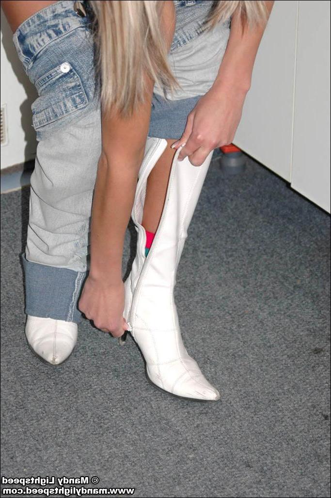 15P Mandy gets undressed for you