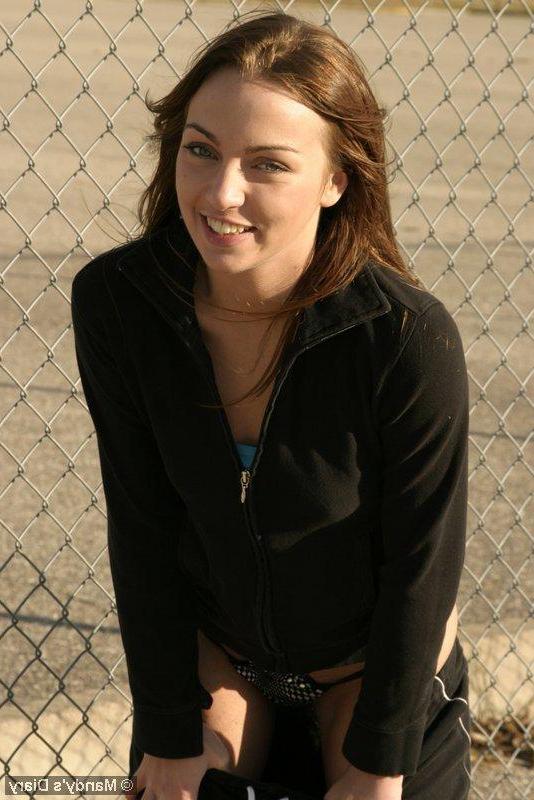 20P Pictures of teen girl Mandy's Diary flashing while she plays tennis