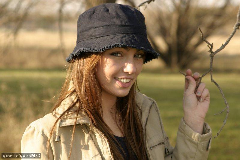 20P Pictures of teen model Mandy's Diary flashing outside