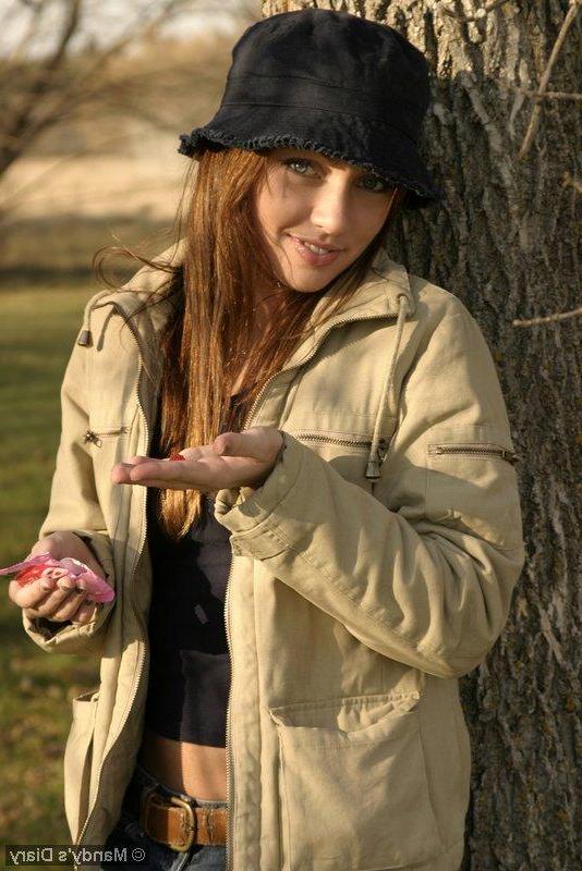 20P Pictures of teen model Mandy's Diary flashing outside