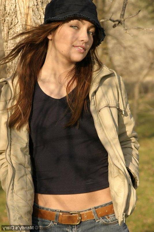 20P Pictures of teen model Mandy's Diary flashing outside