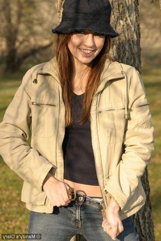 20P Pictures of teen model Mandy's Diary flashing outside