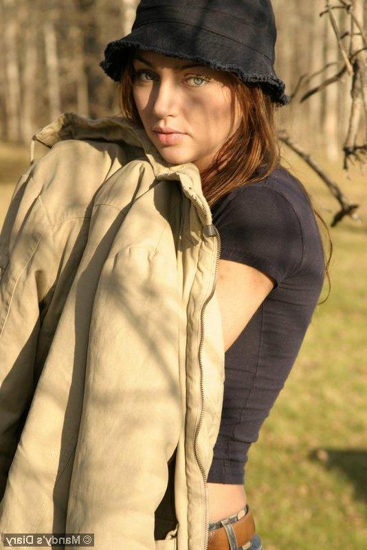20P Pictures of teen model Mandy's Diary flashing outside
