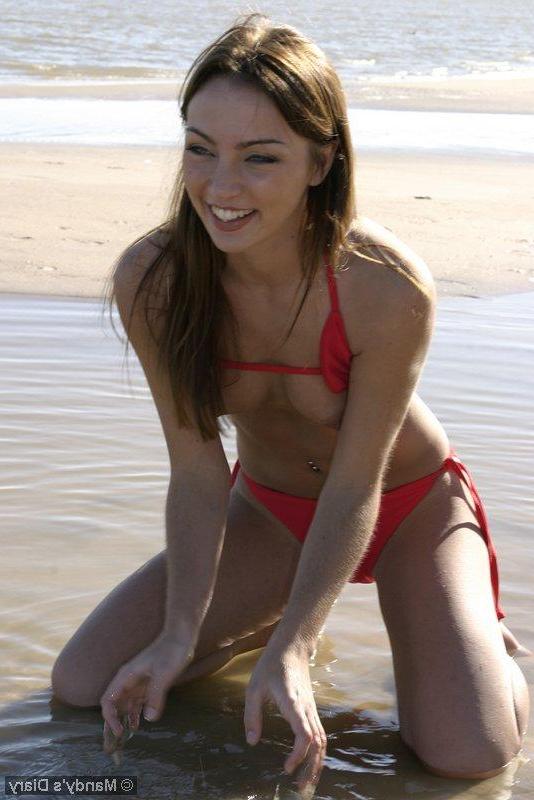 20P Pictures of Mandy\'s Diary naked on the beach