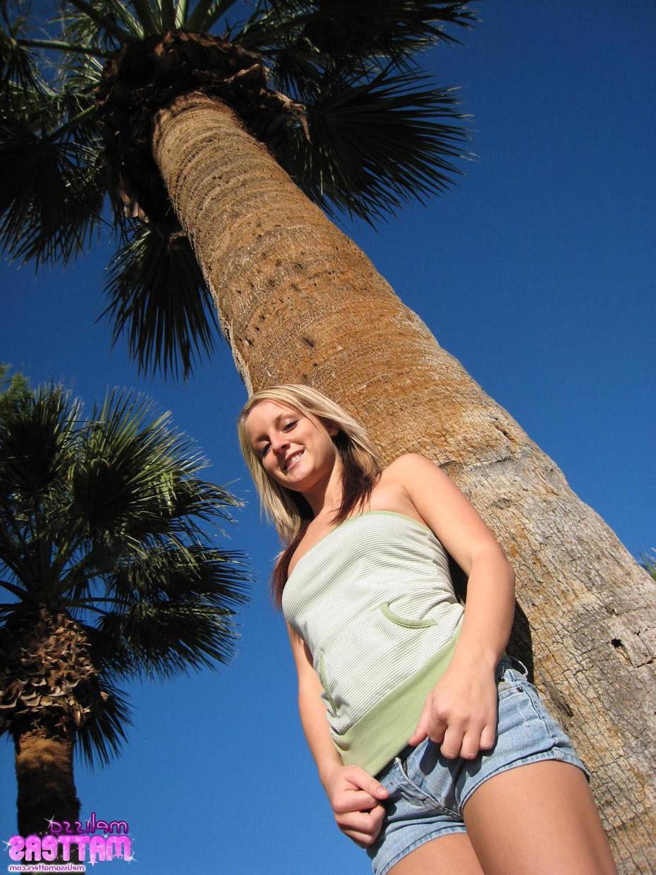16P Pictures of teen babe Melissa Matters flashing outside