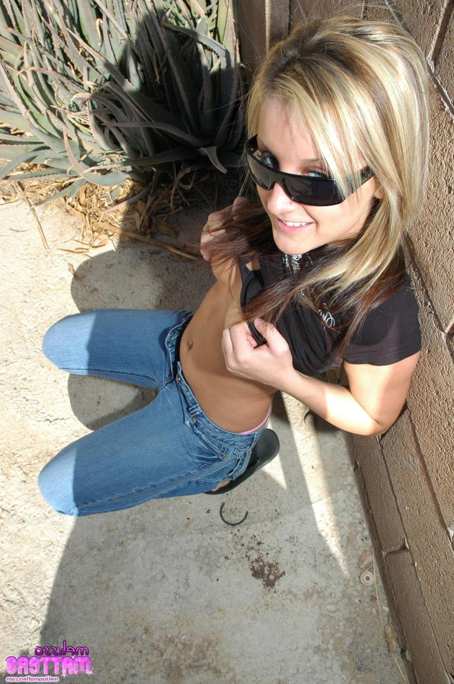 16P Pictures of teen star Melissa Matters flashing outside
