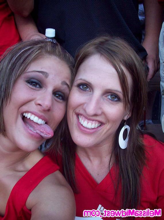 20P Pictures of teen Melissa Midwest flashing at a huskers game