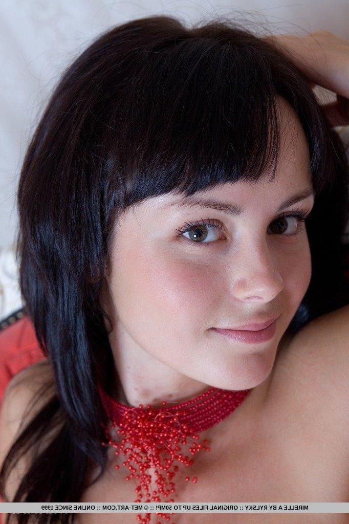 18P Pictures of brunette girl Mirelle A spreading her legs for you