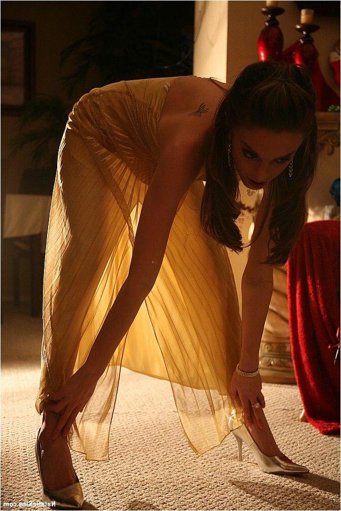 14P Pics of Natalie Sins ready for you by the tree