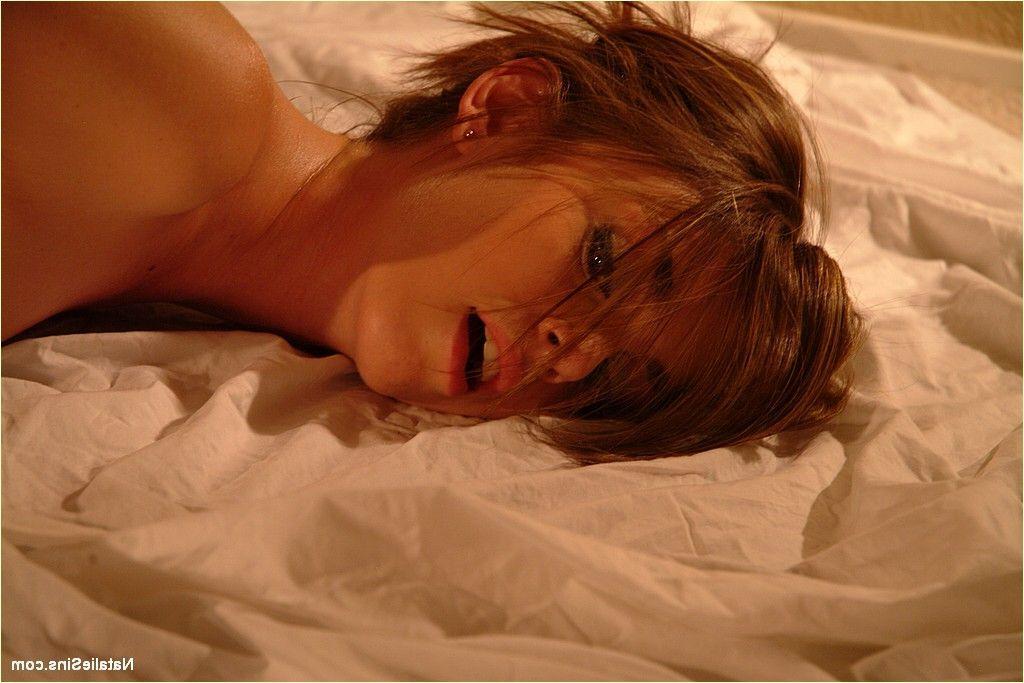 20P Pictures of teen Natalie Sins waiting for you in bed