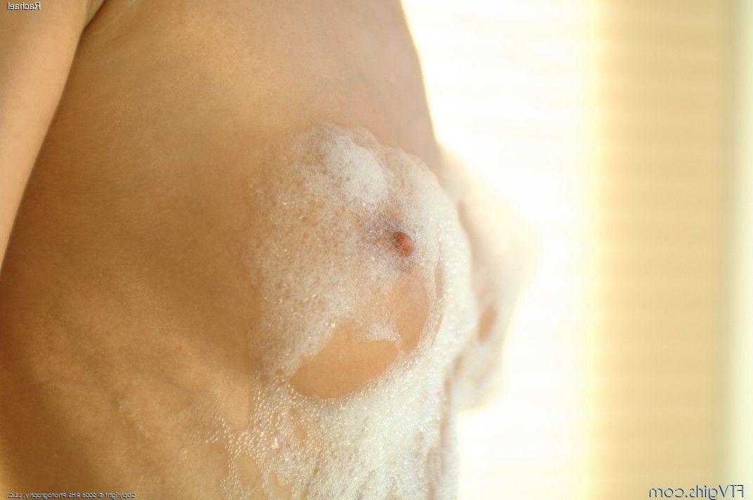 20P Pictures of teen girl Rachael getting her pussy wet