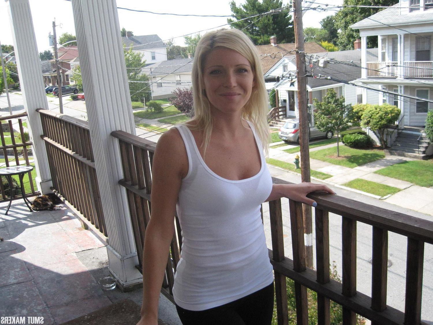 15P Blonde hottie Niki Lee Young flashes while smoking a cigarette