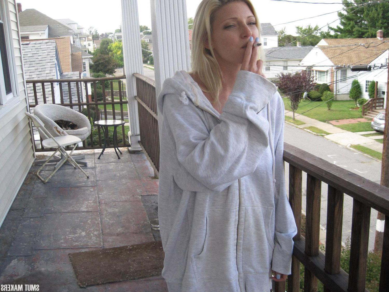 15P Blonde hottie Niki Lee Young flashes while smoking a cigarette