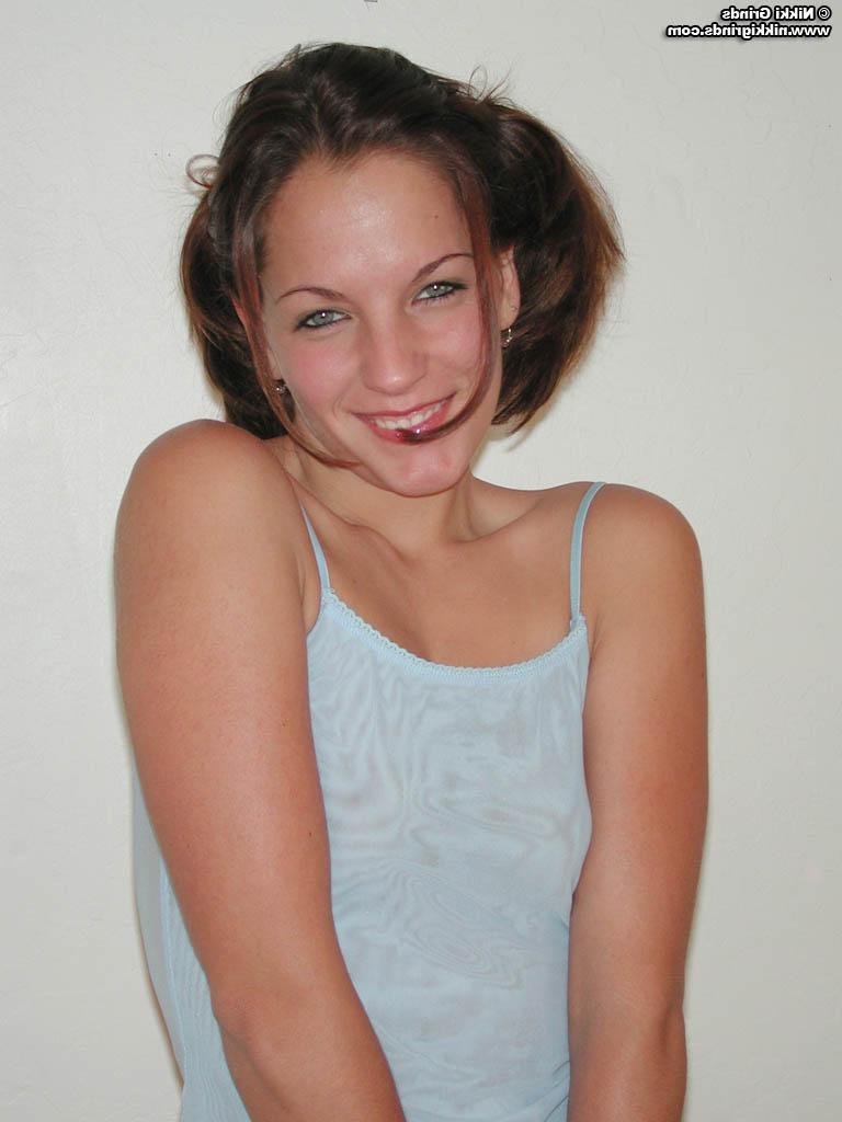 20P Pictures of Nikki Grinds flashing her perky boobs