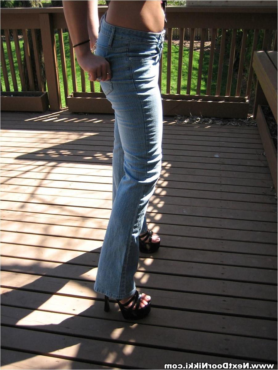 15P Nikki does a hot tease outside